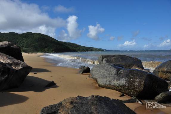 A linda e selvagem praia Vermelha, em Bombinhas, litoral de Santa Catarina